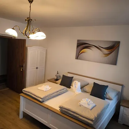 Lamija Jesenice U Rakovnika 招待所 3*